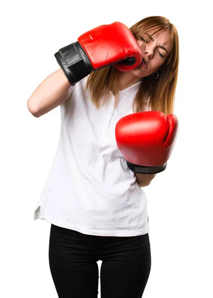 Schönes junges Mädchen mit Boxhandschuhen — Stockfoto