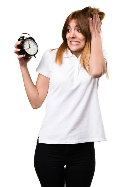 Удивлен Красивая молодая девушка держит винтажные часы — стоковое фото