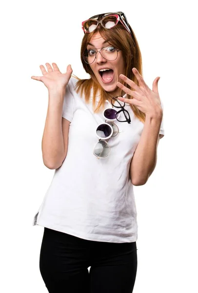 Surpreendido Menina bonita com um monte de óculos — Fotografia de Stock