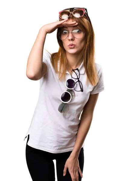 Vacker ung flicka med en massa glasögon — Stockfoto