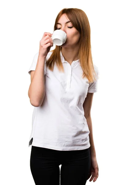 Krásná mladá dívka držící šálek kávy — Stock fotografie