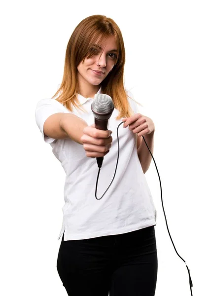 Mikrofonla şarkı söyleyen güzel genç kız — Stok fotoğraf