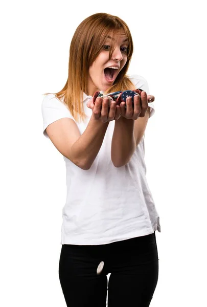 Surpreendido feliz bela menina segurando fichas de poker — Fotografia de Stock