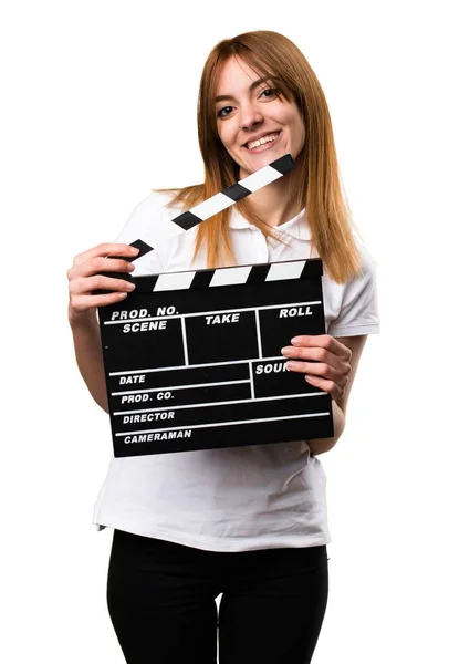 Feliz hermosa joven sosteniendo un clapperboard —  Fotos de Stock