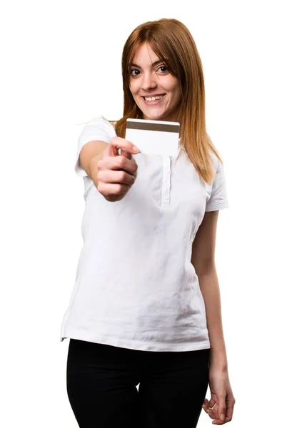 Jovem bonita feliz segurando um cartão de crédito — Fotografia de Stock