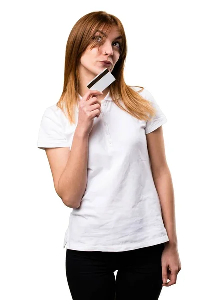 Menina bonita segurando um cartão de crédito — Fotografia de Stock