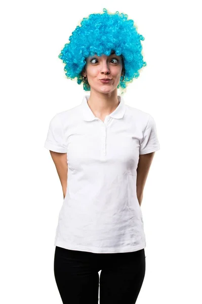 Schönes junges Mädchen mit blauen Haaren — Stockfoto