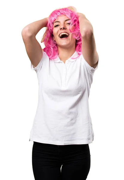 Glücklich schöne junge Mädchen mit rosa Haaren — Stockfoto