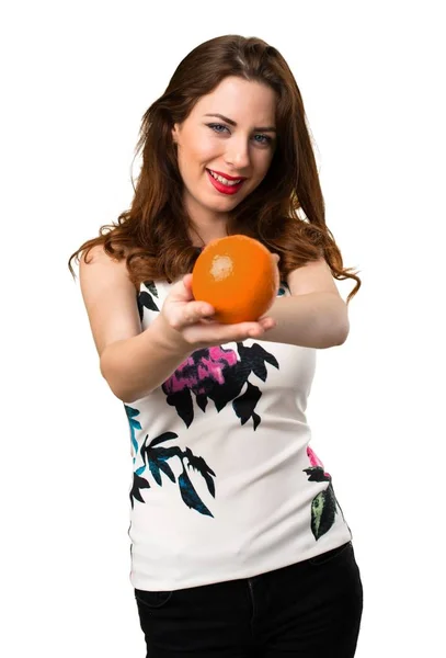 オレンジを持って幸せな美しい若い女の子 — ストック写真