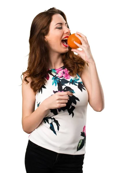 Όμορφη νεαρή κοπέλα εκμετάλλευση πορτοκάλια — Φωτογραφία Αρχείου