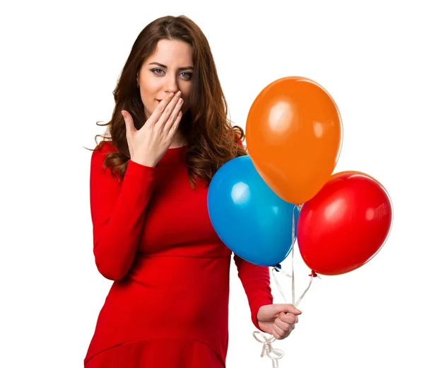 Όμορφη νεαρή κοπέλα κρατώντας τα μπαλόνια και να καλύπτει το στόμα της — Φωτογραφία Αρχείου
