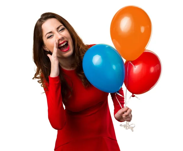 Schönes junges Mädchen hält Luftballons und schreit — Stockfoto