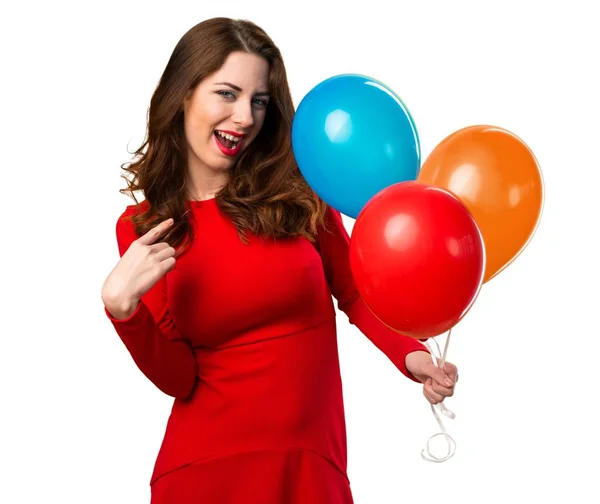 Hermosa joven sosteniendo globos y orgullosa de sí misma — Foto de Stock
