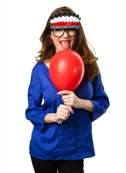 Bella ragazza in possesso di un palloncino rosso con occhiali pazzi — Foto Stock