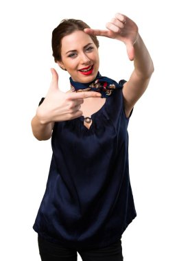 Güzel hostes parmakları ile odaklama