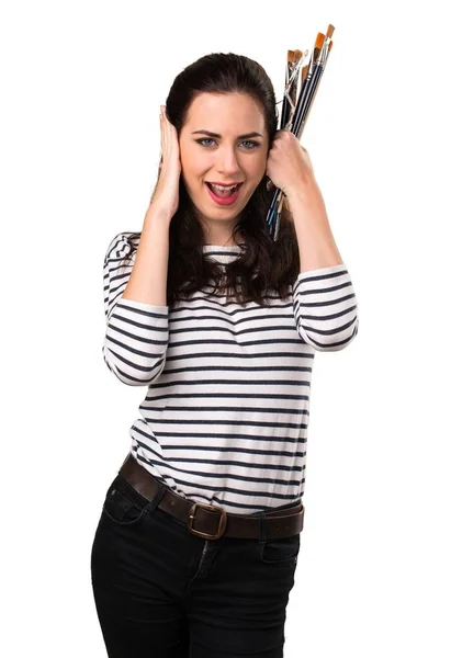 Kulaklarını kapsayan genç sanatçı kadın — Stok fotoğraf