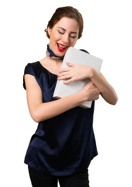 Счастливая красавица-стюардесса держит коробку — стоковое фото