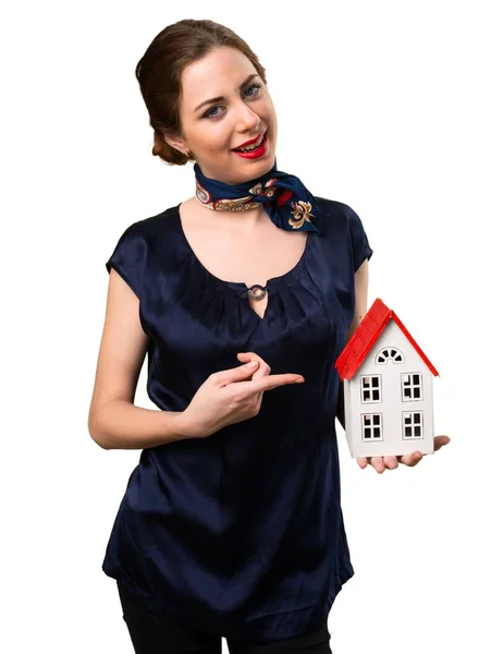 Felice bella hostess in possesso di una piccola casa — Foto Stock