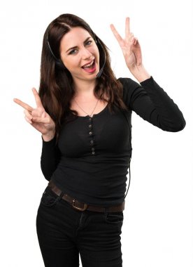 Telemarketer güzel genç kız zafer jest yapma