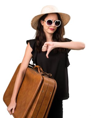 Güzel genç kız bavulla kötü sinyal verme