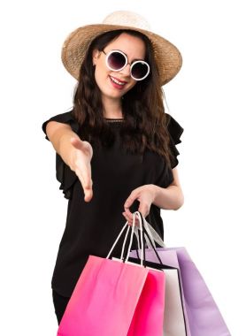 Alışveriş çantası bir anlaşma ile güzel genç kız