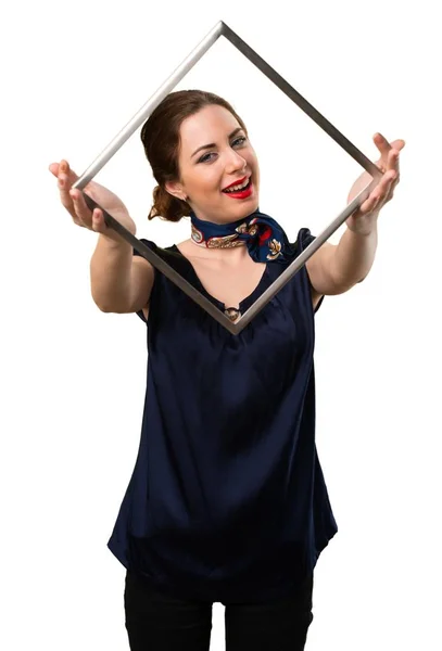 Sorpresa Bella hostess guardando attraverso una cornice di ferro — Foto Stock