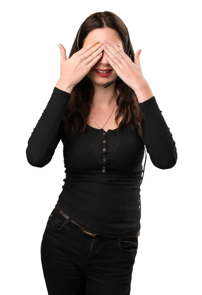 Telefonförsäljare vacker ung flicka som täcker hennes ögon — Stockfoto
