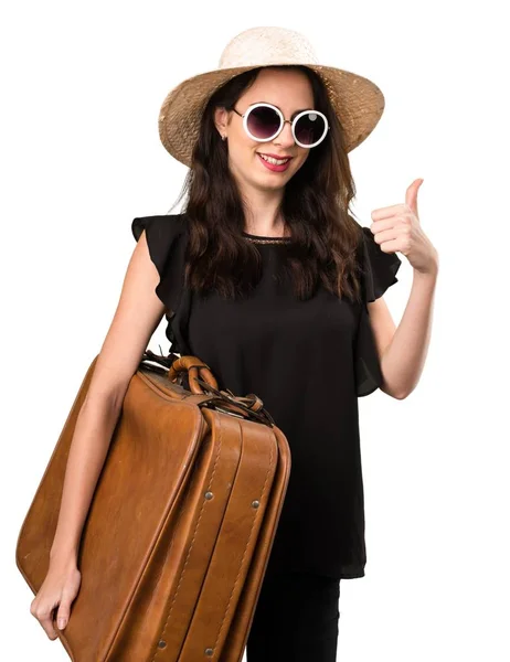 Szép, fiatal lány, egy bőröndöt, és a hüvelykujjával felfelé — Stock Fotó