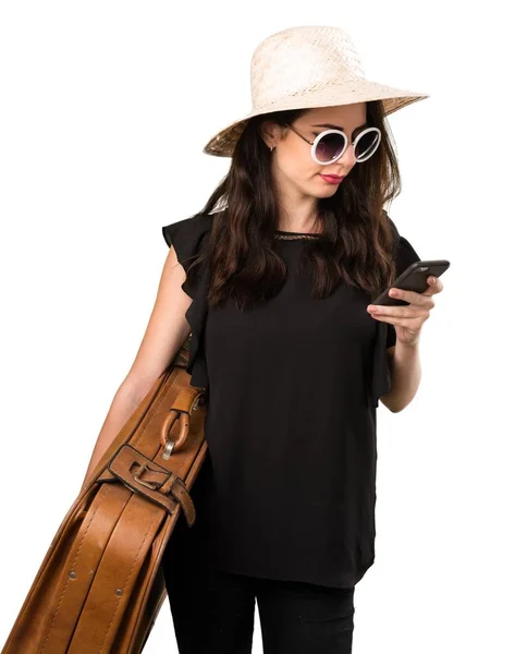 Krásná mladá dívka s kufrem mluvit na mobil — Stock fotografie