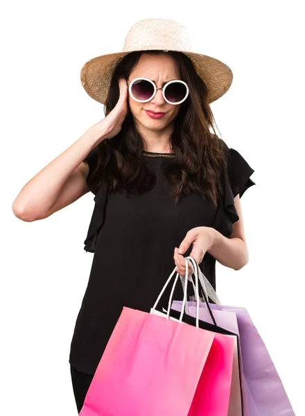 Menina bonita com saco de compras cobrindo seus ouvidos — Fotografia de Stock