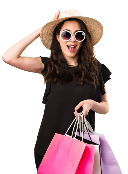 Bella ragazza con shopping bag fare gesto a sorpresa — Foto Stock