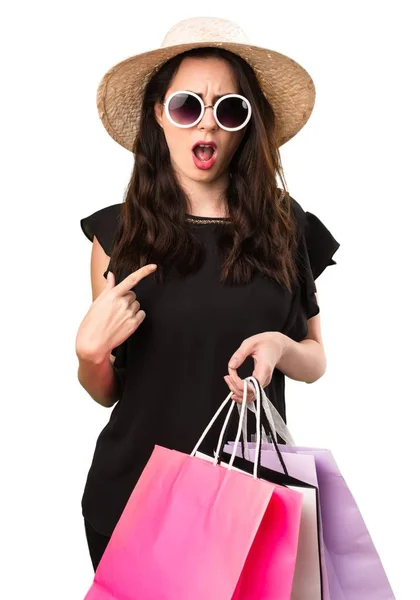 Gyönyörű fiatal lány bevásárló táska meglepetés gesztus — Stock Fotó