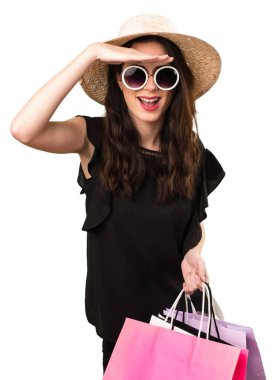 Güzel genç kız ile alışveriş çantası bir şeyler gösteriyor