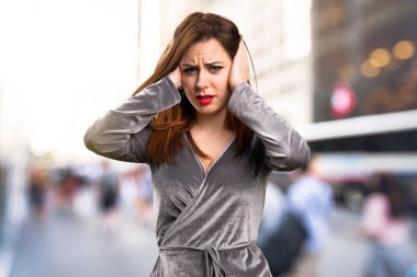 Güzel genç kız kulakları odaklanmamış zemin üzerine kaplama