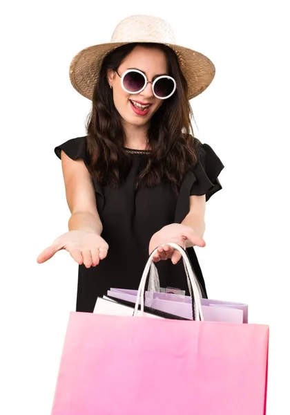 Menina bonita com saco de compras apresentando algo — Fotografia de Stock