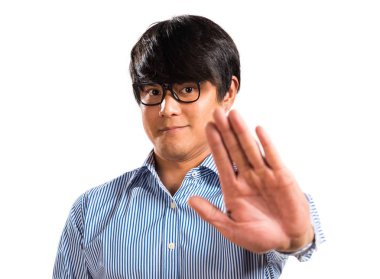 Dur işareti yapma gözlüklü Asyalı yakışıklı adam