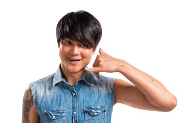 Asya yakışıklı adam telefon jest yapma