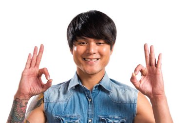 Asya yakışıklı adam ok işareti yapmak