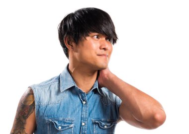 Boyun ağrısı ile Asya yakışıklı adam