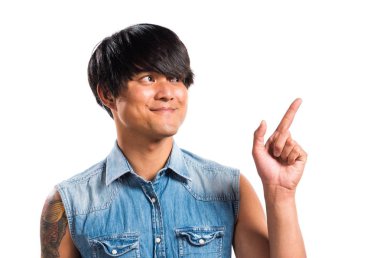 Yukarı dönük ve düşünme Asya yakışıklı adam