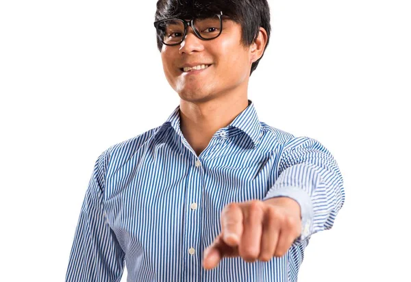 Asiatiska stilig man med glasögon pekar på framsidan — Stockfoto