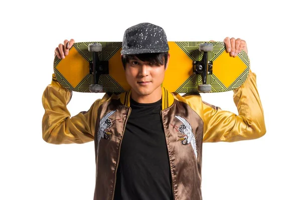 Asiático urbano hombre con skate — Foto de Stock