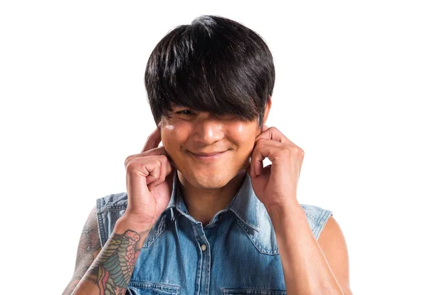 Ázsiai jóképű férfi, amely a fülét — Stock Fotó