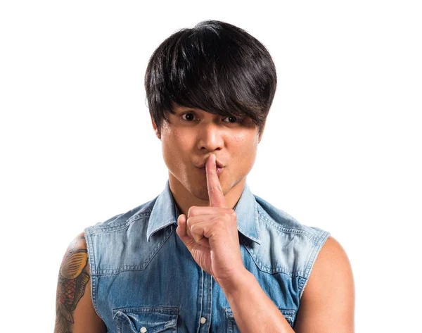 Asijské pohledný muž mlčení gesto — Stock fotografie