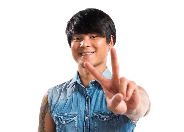Ázsiai jóképű férfi, így a győzelem gesztus — Stock Fotó