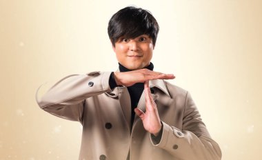 Asya yakışıklı adam yapma zaman aşımı jest koyu sarı zemin üzerine