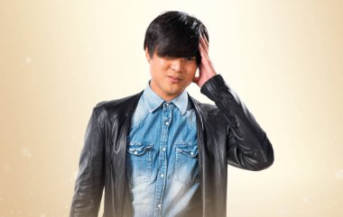 Hayal kırıklığına uğramış Asya yakışıklı adam koyu sarı zemin üzerine