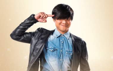 Asya yakışıklı adam deli hareketi üzerinde koyu sarı arka plan yapma