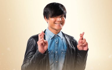 Koyu sarı arka plan üzerinde geçiş parmaklarıyla Asya yakışıklı adam