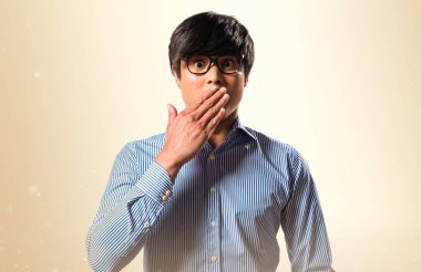 Asya yakışıklı adamla koyu sarı yapma sürpriz jest gözlük